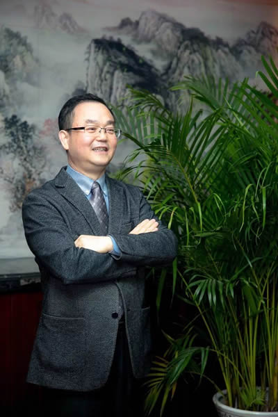 快過刀，準(zhǔn)超尺，亮勝光，激光正成為21世紀(jì)最為矚目的高新技術(shù)之一