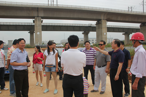 湖北歐美同學會理事參觀新特光電工業(yè)園工地