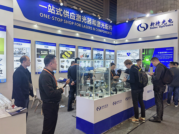 新特光電工作人員態(tài)度熱情、專業(yè)、耐心地向觀眾們講解產(chǎn)品的性能參數(shù)