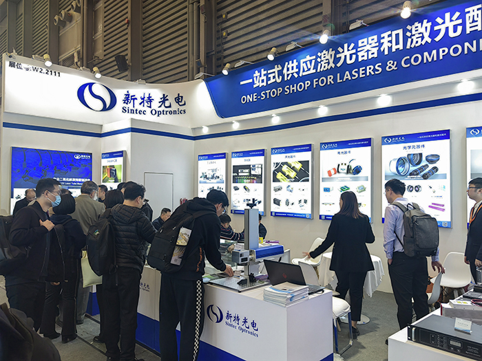 新特光電工作人員態(tài)度熱情、專業(yè)、耐心地向觀眾們講解產(chǎn)品的性能參數(shù)