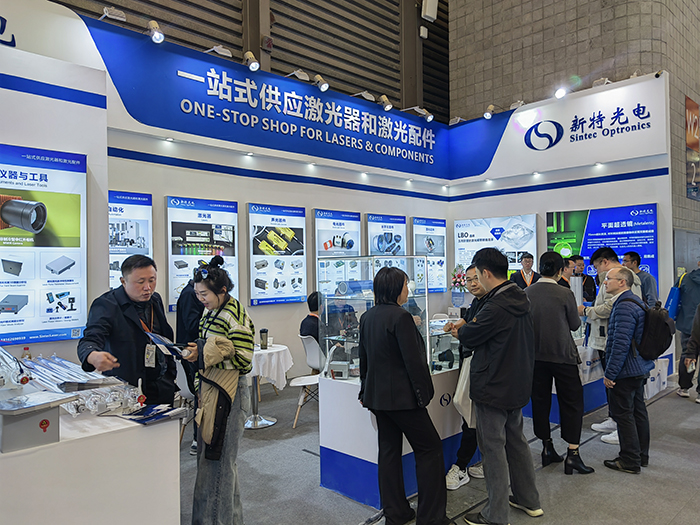 新特光電工作人員態(tài)度熱情、專業(yè)、耐心地向觀眾們講解產(chǎn)品的性能參數(shù)