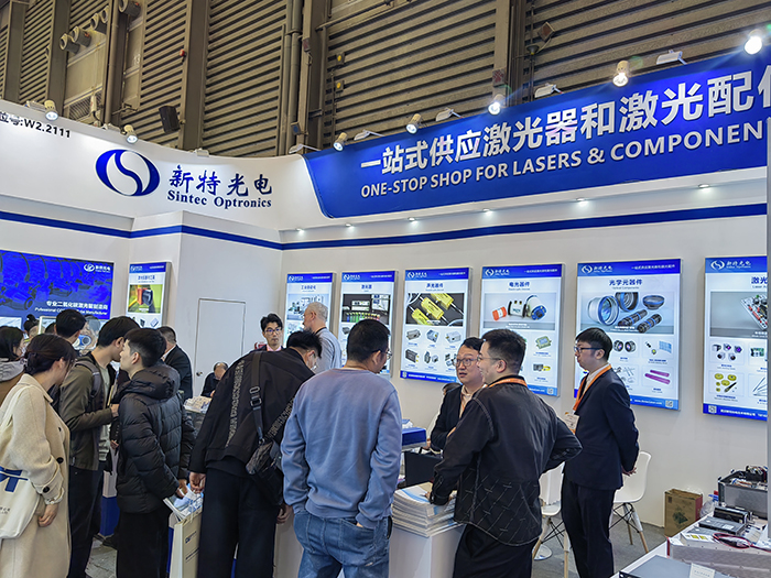 新特光電工作人員態(tài)度熱情、專業(yè)、耐心地向觀眾們講解產(chǎn)品的性能參數(shù)