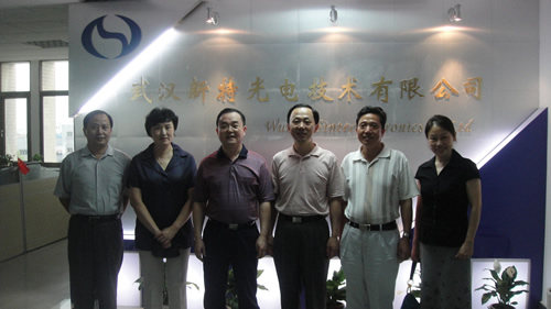 湖北省僑聯(lián)謝余卡主席率領(lǐng)副主席何光源、劉文華、王愛民和副巡視員羅連運(yùn)來新特光電調(diào)研